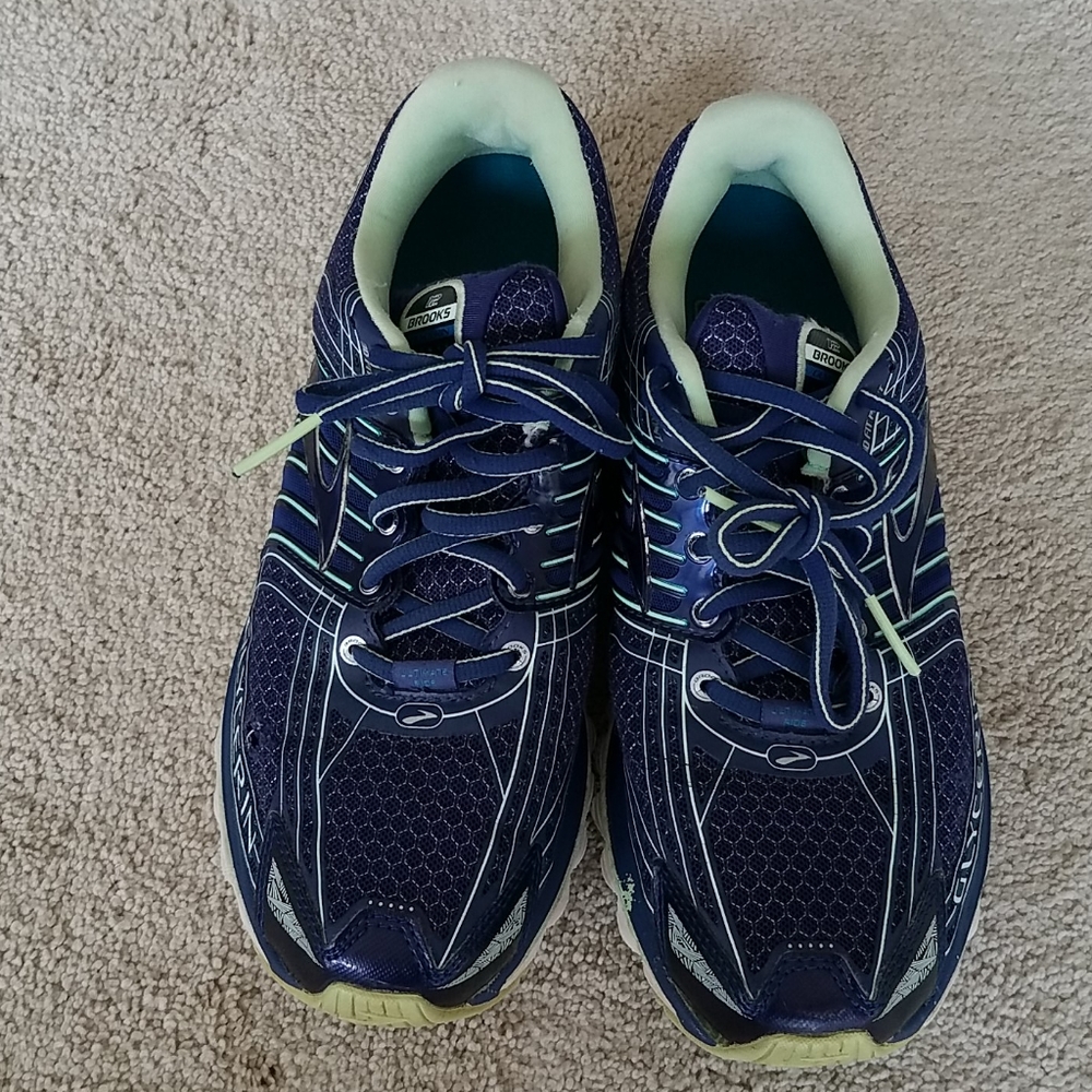 Brooks women  tennis shoes